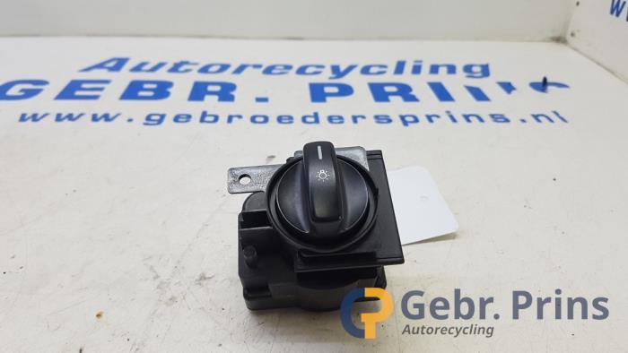 Używane Przelacznik swiatel Mercedes A (W169) 1.5 A-150 5-Drs. Cena € 15,00 Procedura marży oferowane przez Autorec. Gebr. Prins b.v.