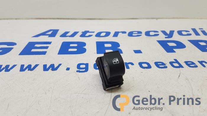 Usados Interruptor de ventanilla eléctrica Opel Combo 1.3 CDTI 16V Precio € 10,00 Norma de margen ofrecido por Autorec. Gebr. Prins b.v.