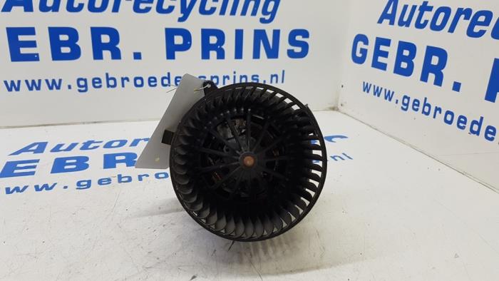 Heating and ventilation fan motor from a Citroën C4 Cactus (0B/0P) 1.2 PureTech 82 12V 2017