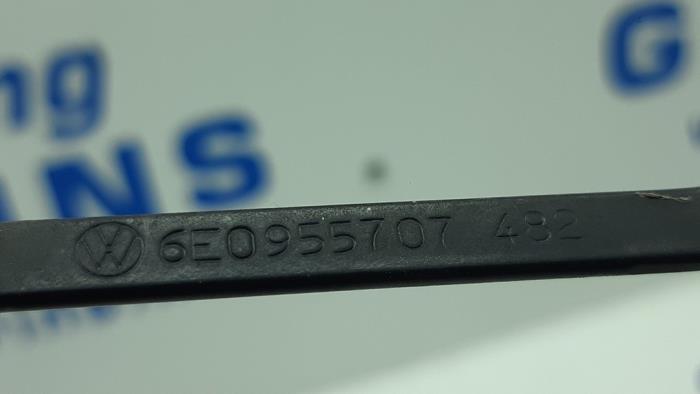 Brazo de limpiaparabrisas detrás de un Volkswagen Lupo (6X1) 1.4 60 2003