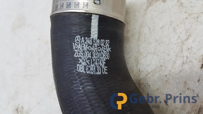 Gebrauchte Intercooler Schlauch Mercedes A (W176) 1.6 A-180 16V Preis € 30,00 Margenregelung angeboten von Autorec. Gebr. Prins b.v.