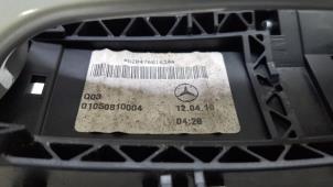 Gebrauchte Türgriff 4-türig rechts hinten Mercedes A (W176) 1.6 A-180 16V Preis € 25,00 Margenregelung angeboten von Autorec. Gebr. Prins b.v.