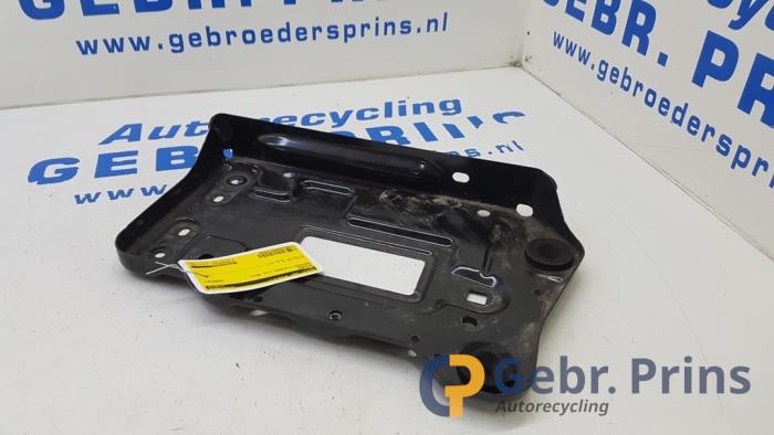 Begagnade Batterilåda Mercedes A (W176) 1.6 A-180 16V Pris € 25,00 Marginaltabell erbjuds av Autorec. Gebr. Prins b.v.