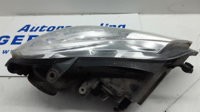 Headlight, left from a Volkswagen Polo IV (9N1/2/3) 1.2 2005