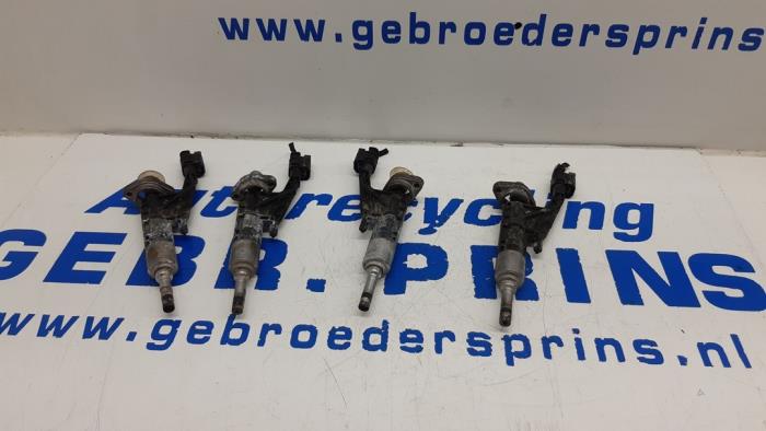 Injector (petrol injection) from a BMW 3 serie (F30) 330e 2016