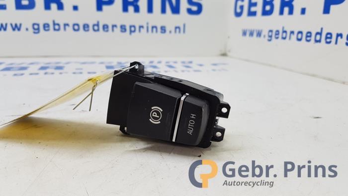 Gebrauchte Handbremse Schalter BMW 5 serie Touring (F11) 535d xDrive 24V Preis € 25,00 Margenregelung angeboten von Autorec. Gebr. Prins b.v.