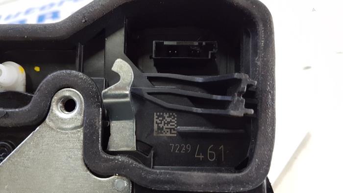 Mecanismo de cerradura de puerta de 4 puertas izquierda delante de un BMW 5 serie Touring (F11) 535d xDrive 24V 2011