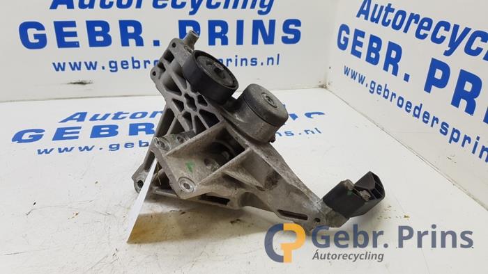 Usagé Support dynamo haut Fiat 500 (312) 1.2 Prix € 20,00 Règlement à la marge proposé par Autorec. Gebr. Prins b.v.
