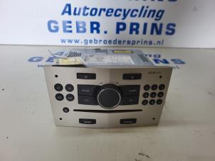 Usados Reproductor de CD y radio Opel Astra H GTC (L08) 1.6 16V Precio € 50,00 Norma de margen ofrecido por Autorec. Gebr. Prins b.v.