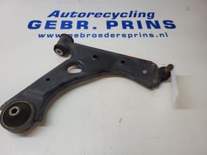 Usagé Bras de suspension bas avant droit Opel Corsa E 1.4 16V Prix € 38,50 Règlement à la marge proposé par Autorec. Gebr. Prins b.v.