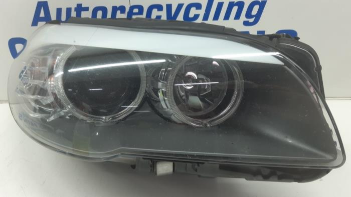 Headlight, right from a BMW 5 serie Touring (F11) 530d xDrive 24V Blue Performance 2013