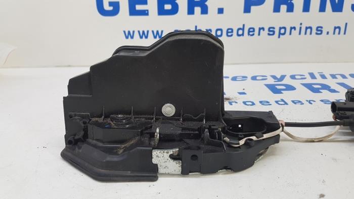 Rear door mechanism 4-door, right from a BMW 5 serie Touring (F11) 530d xDrive 24V Blue Performance 2013