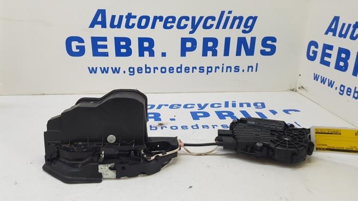 Rear door mechanism 4-door, right from a BMW 5 serie Touring (F11) 530d xDrive 24V Blue Performance 2013