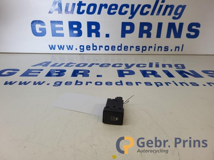 Używane Przelacznik ESP Nissan Juke (F15) 1.2 DIG-T 16V Cena € 10,00 Procedura marży oferowane przez Autorec. Gebr. Prins b.v.