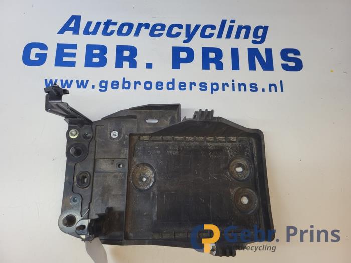 Begagnade Batterilåda Mazda CX-5 II (KF) 2.0 SkyActiv-G 165 16V 2WD Pris € 30,00 Marginaltabell erbjuds av Autorec. Gebr. Prins b.v.