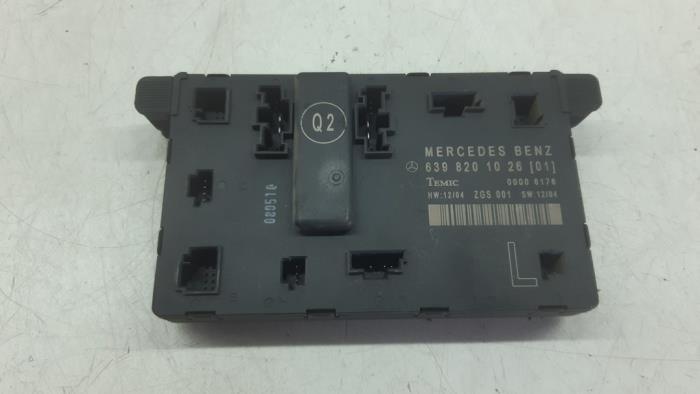 Central door locking module from a Mercedes-Benz Vito (639.6) 2.2 109 CDI 16V 2009