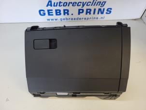 Usagé Boîte à gants Volkswagen Golf VIII (CD1) 1.5 eTSI 16V Prix € 40,00 Règlement à la marge proposé par Autorec. Gebr. Prins b.v.