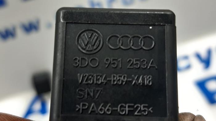 Przekaznik z Volkswagen Golf V (1K1) 1.6 FSI 16V 2006