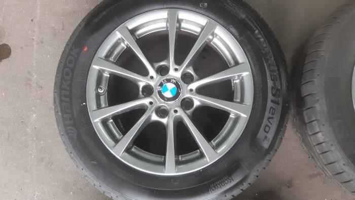 Jeu de jantes sport + pneus d'un BMW 3 serie (F30) 320d 2.0 16V EfficientDynamicsEdition 2015