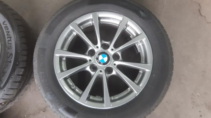 Jeu de jantes sport + pneus d'un BMW 3 serie (F30) 320d 2.0 16V EfficientDynamicsEdition 2015