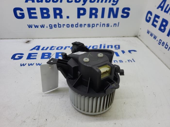 Heating and ventilation fan motor from a Fiat Doblo Cargo (263) 1.6 D Multijet 2018
