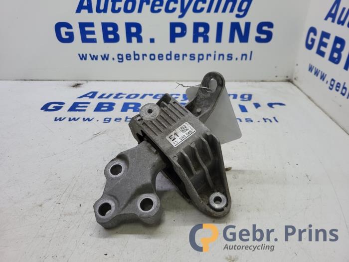 Usagé Support moteur Opel Astra J Sports Tourer (PD8/PE8/PF8) 1.4 Turbo 16V Prix € 25,00 Règlement à la marge proposé par Autorec. Gebr. Prins b.v.
