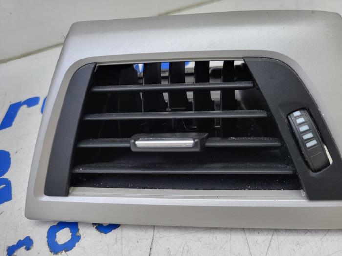Grille aération tableau de bord d'un BMW 3 serie (F30) 320d 2.0 16V EfficientDynamicsEdition 2015