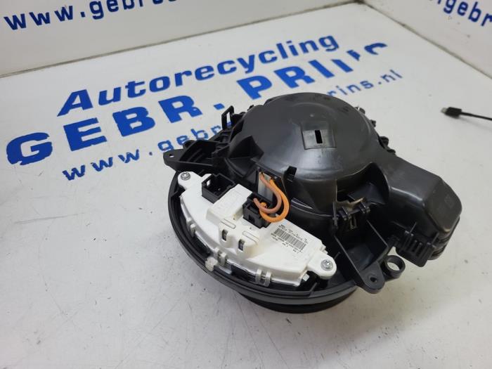 Heating and ventilation fan motor from a BMW 3 serie (F30) 320d 2.0 16V EfficientDynamicsEdition 2015