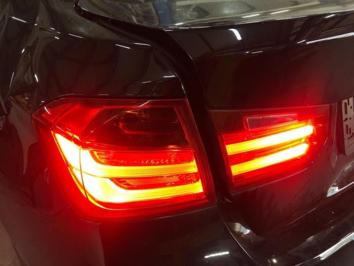 Feu arrière gauche d'un BMW 3 serie (F30) 320d 2.0 16V EfficientDynamicsEdition 2015