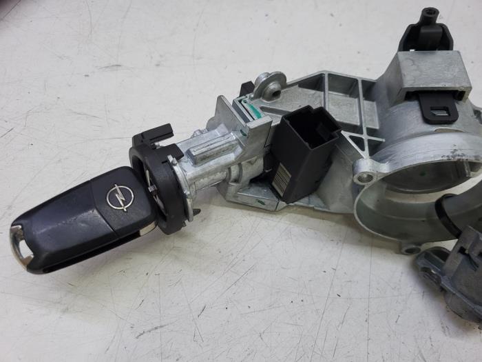 Ignition lock + key from a Opel Corsa D 1.3 CDTi 16V ecoFLEX 2012