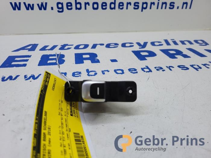 Usados Interruptor de ventanilla eléctrica Kia Niro I (DE) 1.6 GDI PHEV Precio € 15,00 Norma de margen ofrecido por Autorec. Gebr. Prins b.v.