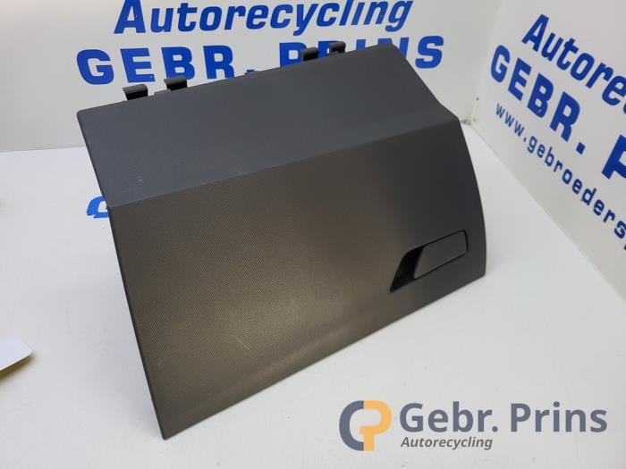 Begagnade Handskfack Cupra Born 58 Pris € 40,00 Marginaltabell erbjuds av Autorec. Gebr. Prins b.v.