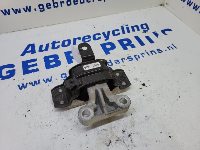 Engine mount from a Opel Karl 1.0 12V 2018