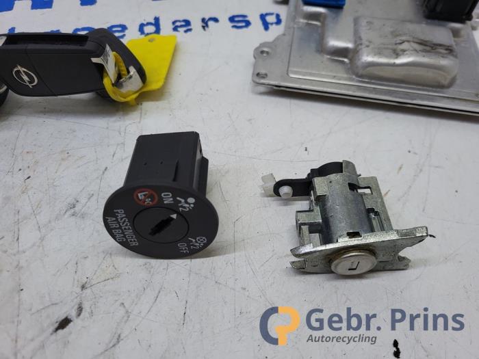 Ignition lock + computer Opel Karl 1.0 12V - 13101010000000 B10XE