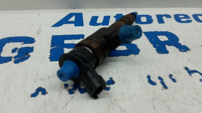 Injector (diesel) from a Peugeot Partner (GC/GF/GG/GJ/GK) 1.6 HDI 75 Phase 2 2015