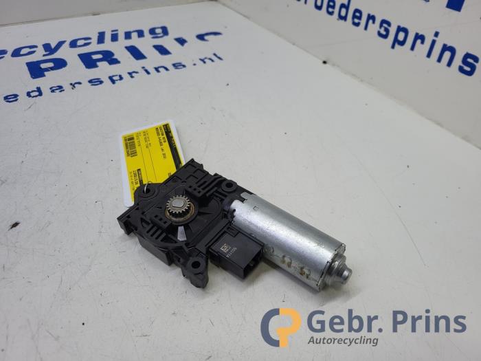 Używane Silnik szyberdachu Mercedes A (177.0) 1.3 A-200 Turbo 16V Cena € 100,00 Procedura marży oferowane przez Autorec. Gebr. Prins b.v.
