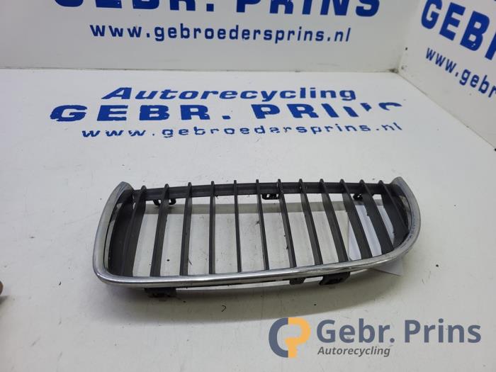Używane Grill BMW 3 serie (E90) 320d 16V Cena € 20,00 Procedura marży oferowane przez Autorec. Gebr. Prins b.v.