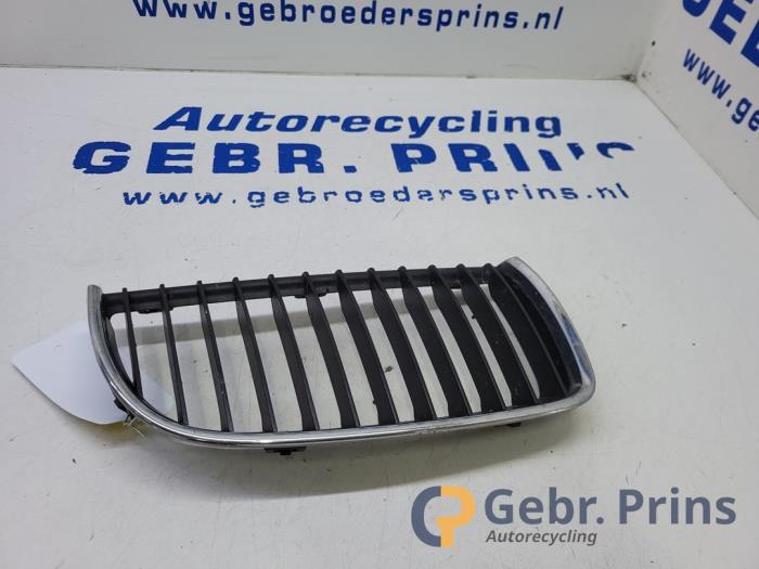 Używane Grill BMW 3 serie (E90) 320d 16V Cena € 20,00 Procedura marży oferowane przez Autorec. Gebr. Prins b.v.