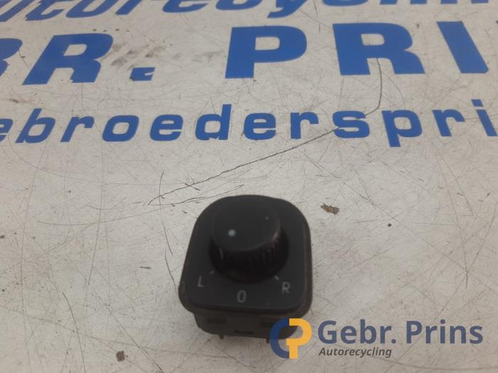 Używane Przelacznik lusterka Volkswagen Passat (3C2) 1.9 TDI Cena € 10,00 Procedura marży oferowane przez Autorec. Gebr. Prins b.v.