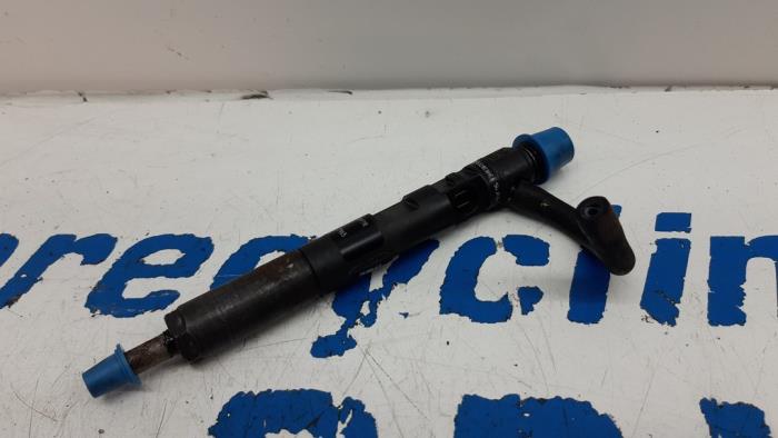 Injector (diesel) from a Renault Clio III (BR/CR) 1.5 dCi FAP 2011