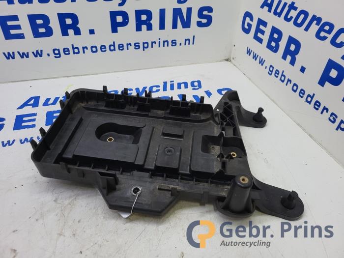 Begagnade Batterilåda Volkswagen Sharan (7N) 1.4 TSI 16V Pris € 25,00 Marginaltabell erbjuds av Autorec. Gebr. Prins b.v.