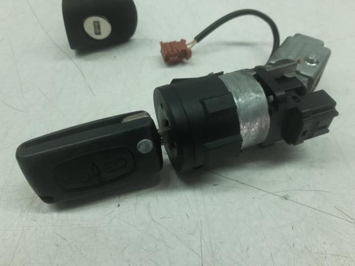 Ignition lock + computer from a Peugeot 207/207+ (WA/WC/WM) 1.4 HDi 2006