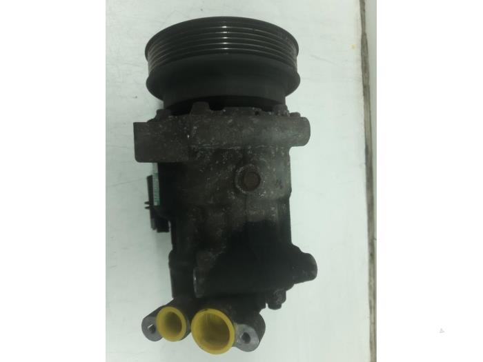 Air conditioning pump from a Renault Clio III (BR/CR) 1.4 16V 2006