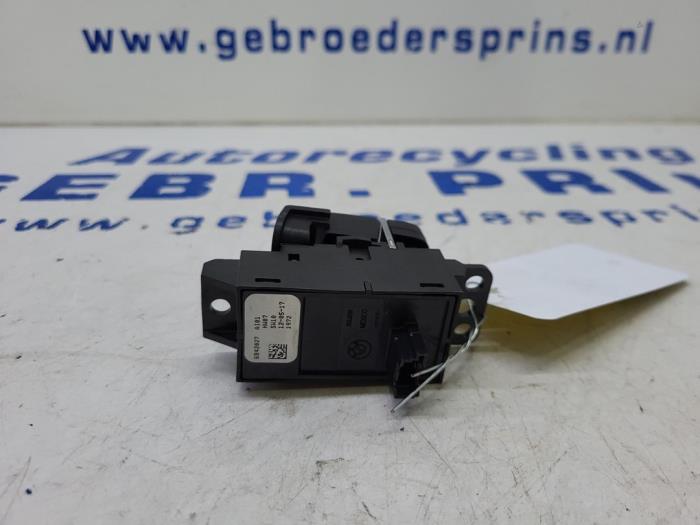 Parking brake switch from a BMW 5 serie (G30) 523d 2.0 TwinPower Turbo 16V 2017