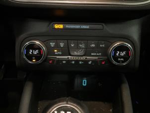 Usagé Panneau de commandes chauffage Ford Focus 4 Wagon 1.0 Ti-VCT EcoBoost 12V 125 Prix € 150,00 Règlement à la marge proposé par Autorec. Gebr. Prins b.v.