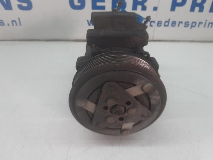 Air conditioning pump from a Peugeot 206 CC (2D) 1.6 16V 2004
