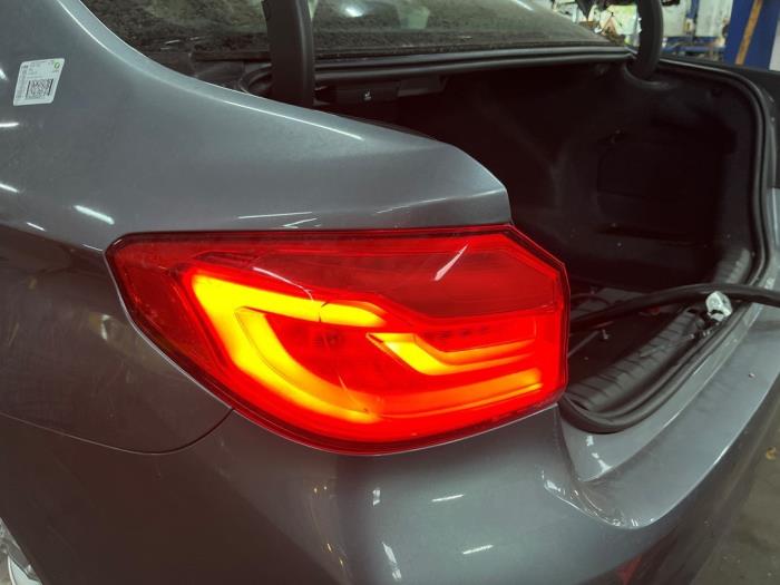 Taillight, left from a BMW 5 serie (G30) 523d 2.0 TwinPower Turbo 16V 2017