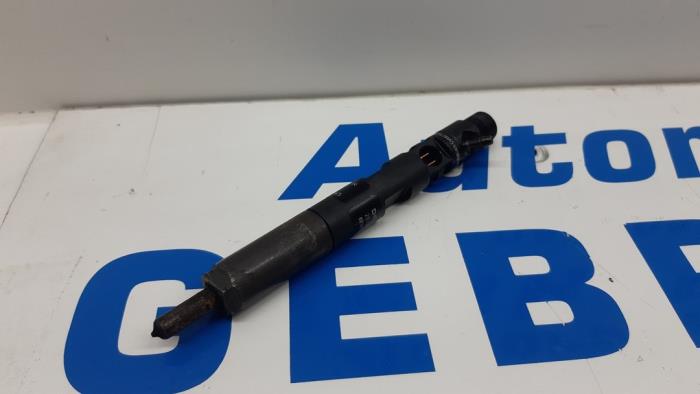Injector (diesel) from a Renault Twingo II (CN) 1.5 dCi 90 FAP 2011