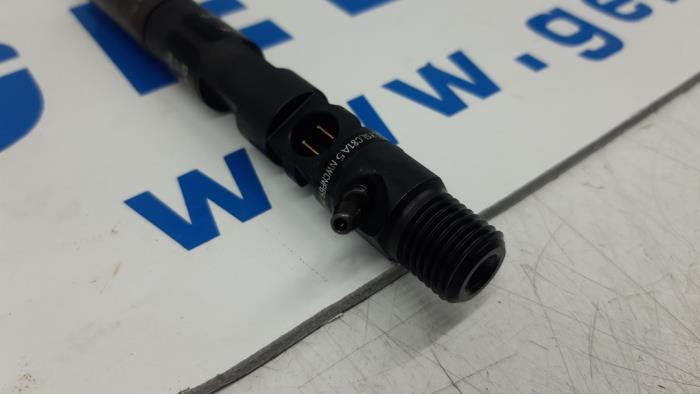 Injector (diesel) from a Renault Twingo II (CN) 1.5 dCi 90 FAP 2011