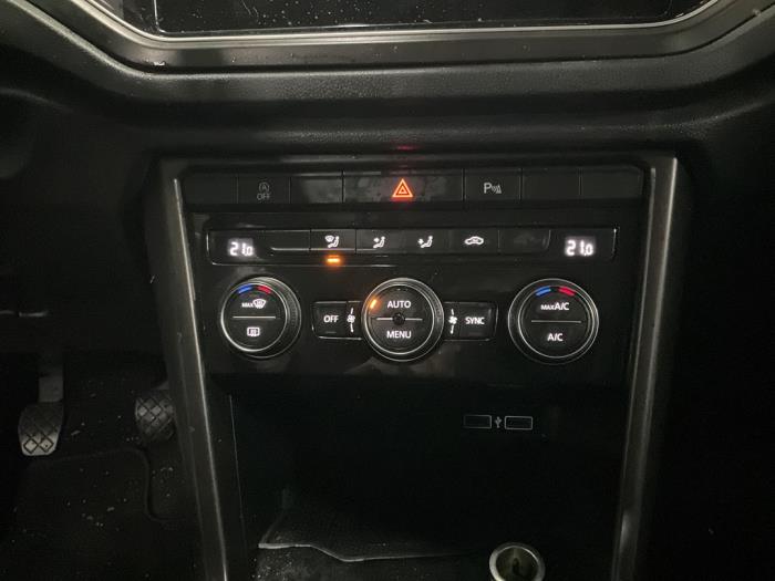 Heater control panel from a Volkswagen T-Roc 1.0 TSI 12V BlueMotion 2018
